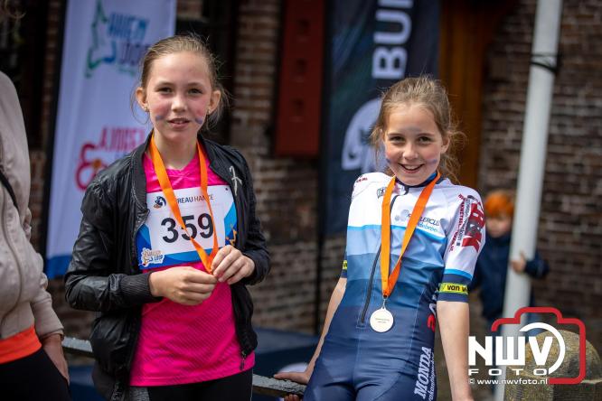 Volle terrassen, bruisende kleedjesmarkt en sportieve Wallenloop: Elburg leeft tijdens koningsdag! - &copy; NWVFoto.nl